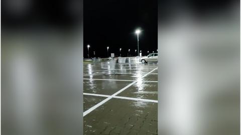 Silny wiatr pcha wózki po parkingu sklepowym