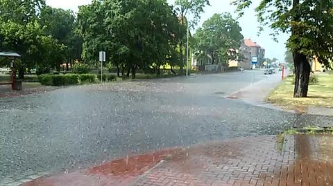 Zebrany potok wody na ulicy