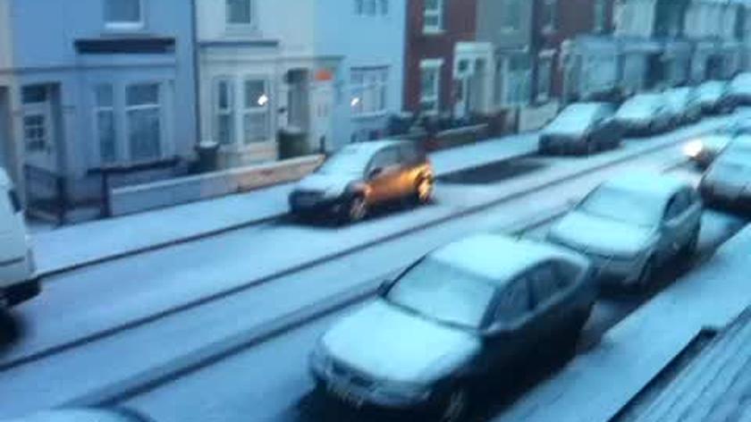 Panika i Euforia z powodu opadow sniegu w Anglii.