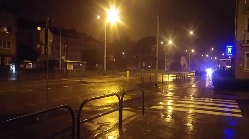 Duże masy wody płynące ulicą Gdańska