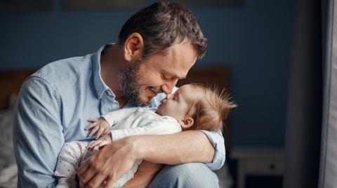 Portret młodych ojców. "Chcą uczestniczyć w życiu i wychowywaniu swoich dzieci"