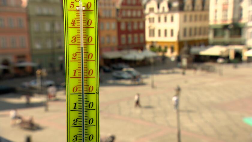 Gorąco w Polsce, niebezpieczne burze. Materiał "Faktów po południu" TVN24