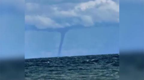 Trąba wodna widziana z plaży w Jastarni