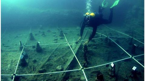 Złoty pierścionek znaleziony podczas prac archeologicznych