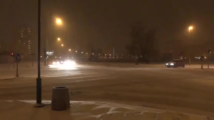 Intensywne nocne opady śniegu w Warszawie (filmik 2)