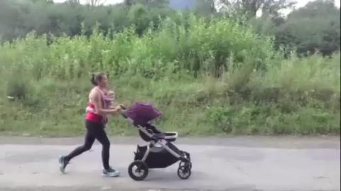 Ćwiczenia z dzieckiem w chuście podczas spaceru - Fit Mom