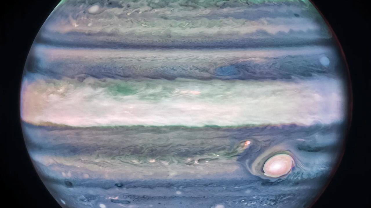 Univers.  Découverte sur Jupiter.  Le courant-jet se déplace à des vitesses supérieures à 500 kilomètres par heure.  Les images ont été visionnées par la NASA