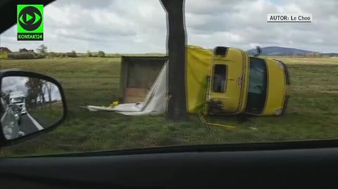 Przewrócona ciężarówka w okolicach Łagiewnik