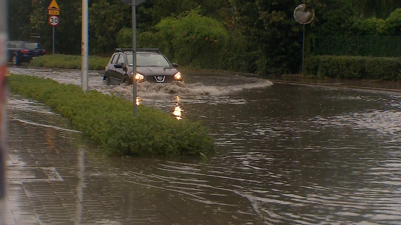 Sótanos inundados, sin electricidad, calles convertidas en ríos.  Efectos de la lluvia del sábado