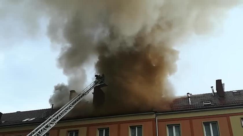 Pożar dachu w budynku wielorodzinnym
