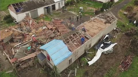 Służby zabezpieczają dachy zniszczone podczas trąby powietrznej