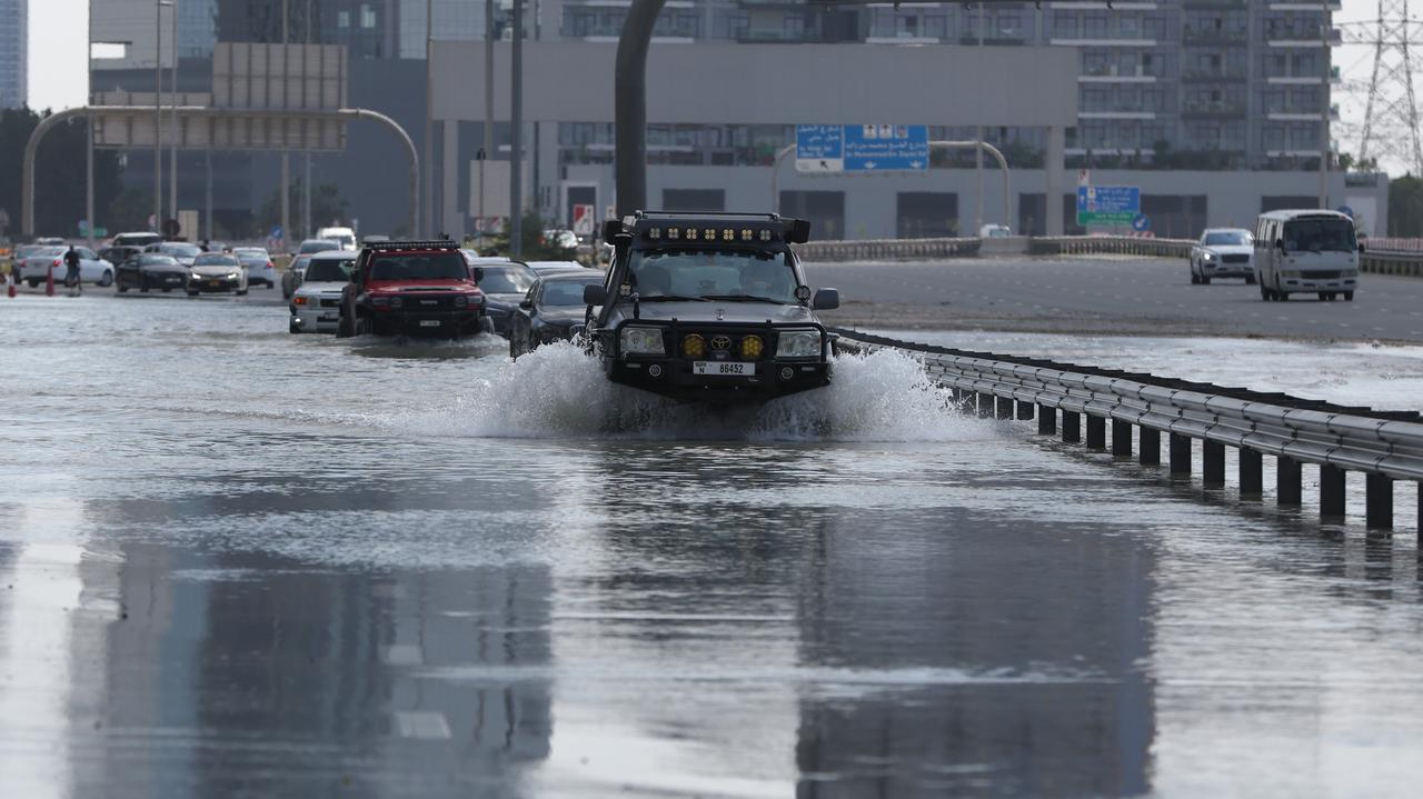 Powódź błyskawiczna w Dubaju. Pytania o sztuczny deszcz