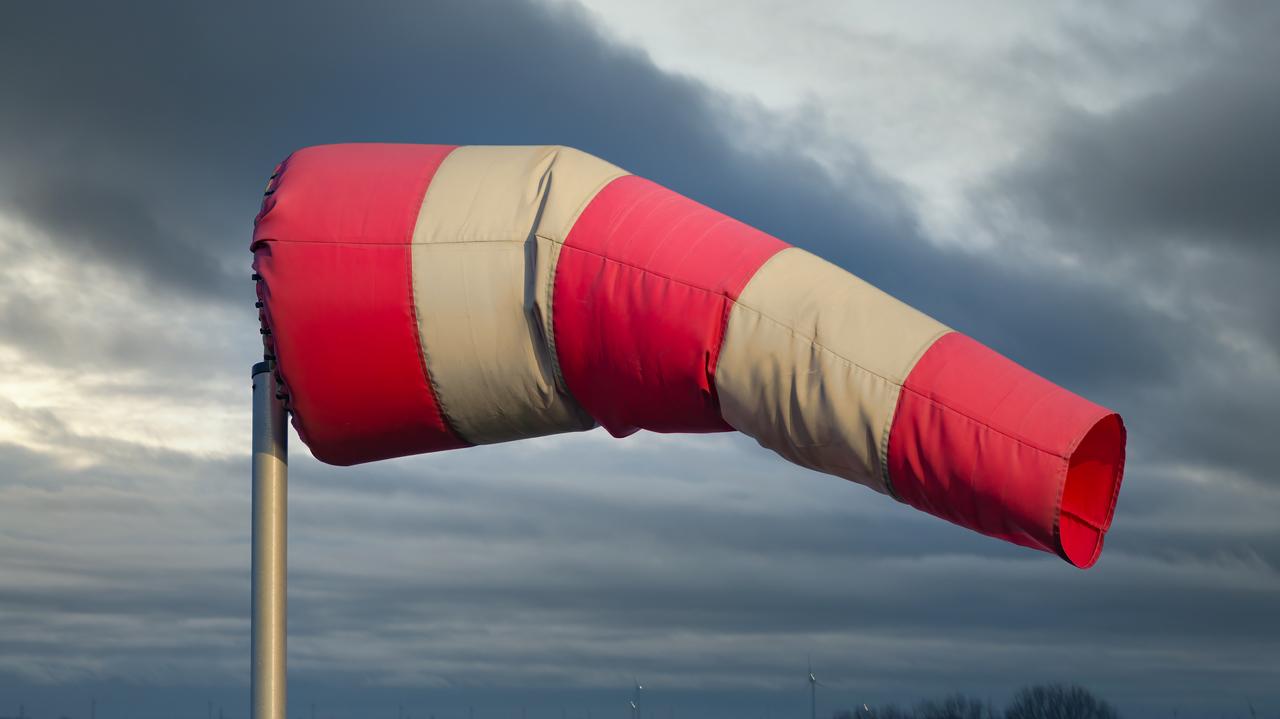 Ostrzeżenia IMGW. Porywy wiatru osiągną niebezpieczne prędkości