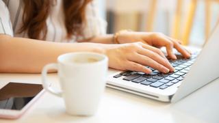 kobieta laptop komputer shutterstock_1208380894.jpg