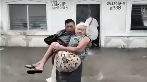 Starsza kobieta wyciągnięta z zalanego domu