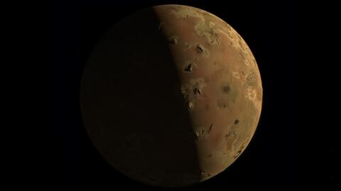 Erupcja na Io, księżycu Jowisza w obiektywie teleskopu LORRI na sondzie Nowe Horyzonty