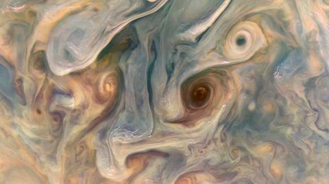 Jowisz w obiektywie sondy Juno