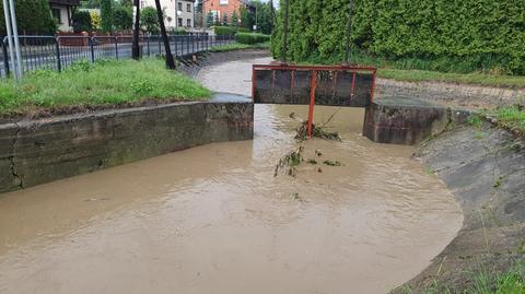 Zalana ulica Tartakowa w miejscowości Lubomia