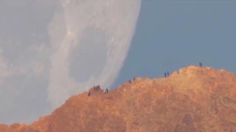 Gigantyczny Księżyc nad wulkanem Teide (NASA)