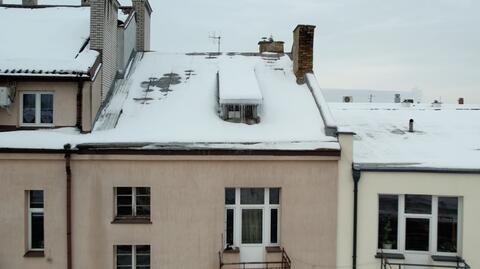 Zalegający na dachach budynków śnieg należy usuwać