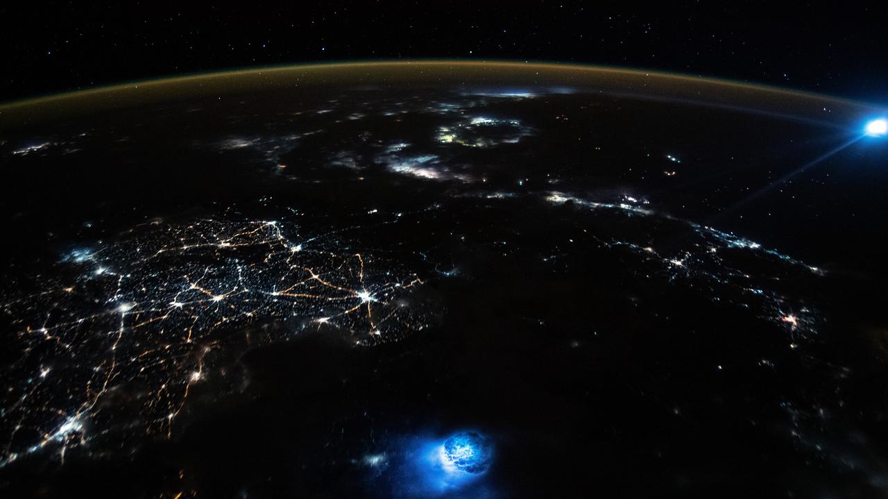 NASA.  Los cuerpos celestes azules parpadean en la atmósfera de la Tierra.  Como se puede ver en la imagen tomada desde la Estación Espacial Internacional