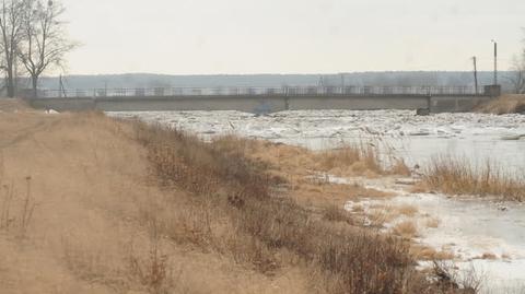 Saperzy wysadzają zator lodowy na rzece [video]