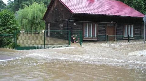 powódź po kilkugodzinnej ulewie w Lelowie, widok na drogę nr 46 w kierunku Częstochowy