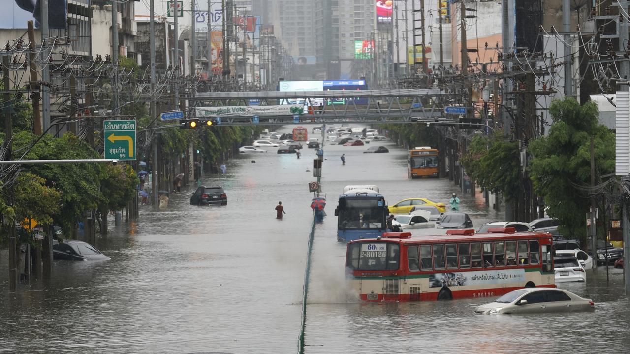 Bangkok underwater: floods swamp Thai capital, water knee-deep