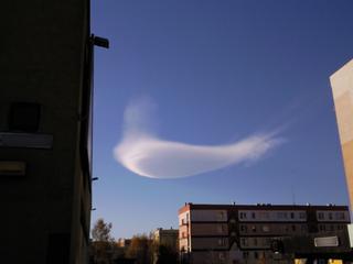 Czasem chmury coś przedstawiają i można w nich dojrzeć różne postaci. W tym przypadku chmura, jak wieloryb.