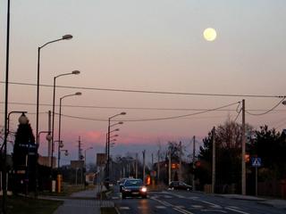 Słońce na przemian z chmurami, z których czasami poprószył śnieg (krupa), do tego marcowa pełnia i chłodne powietrze. Jednak opady nie były intensywne, wiatr suszył wilgoć, drogi z reguły także suche.