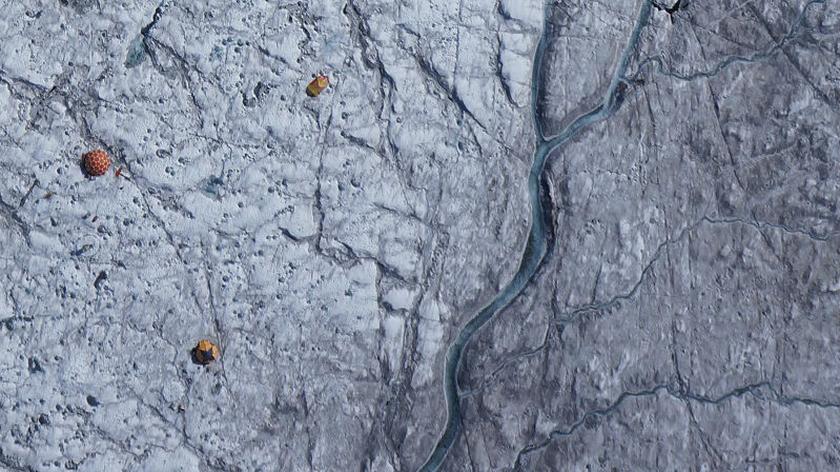 "Czarny lód" odsłąnia się na powierzchni Grenlandii