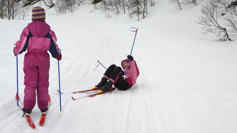 Narciarze ulegają wypadkom częściej niż snowboardziści (TVN24)