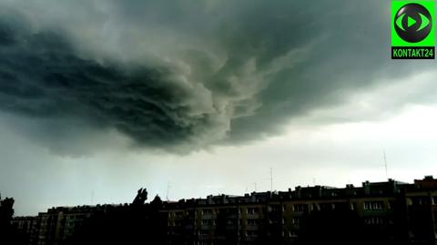 Potężne chmury burzowe nad Warszawą