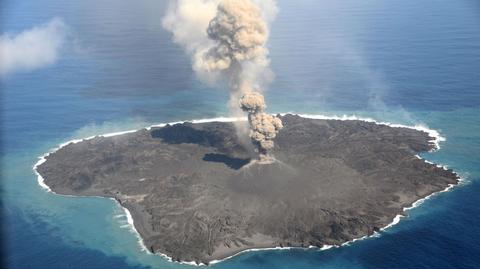 Erupcja wyspy wulkanicznej Nishino-shima z 23 lutego 2015 r.