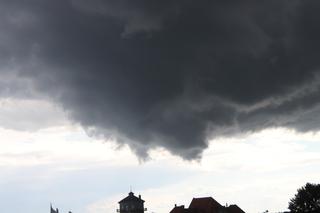 Ok. 16.20 w Pile pojawiły się dziwne chmury przypominające formujący się lej. Towarzyszył im silny wiatr i opady deszczu.
