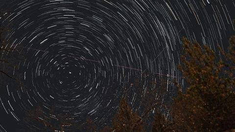 Animacja pokazująca, że nocą gwiazda Polarna nie zmienia położenia