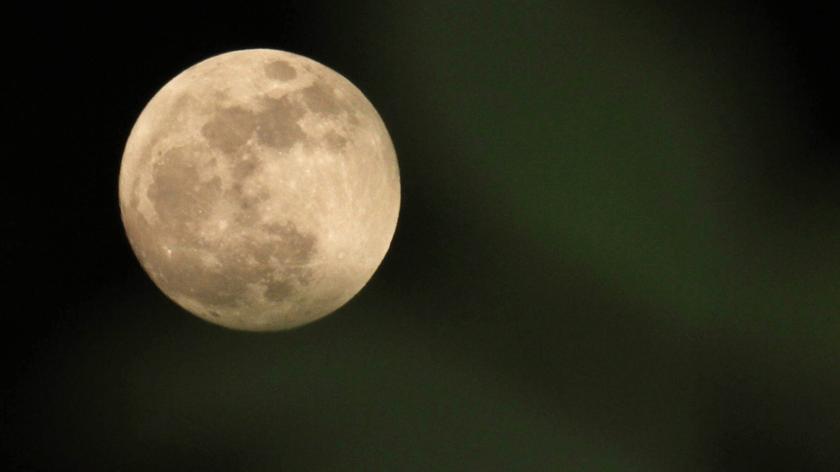 Astronom Rafalski z Obserwatorium w Toruniu o Super Księżycu - TVN24