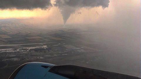Tornado tuż obok samolotu