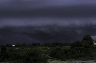 Zdjęcie czoła komórki Cumulonimbus. Widok z brzegu rzeki Warty. 