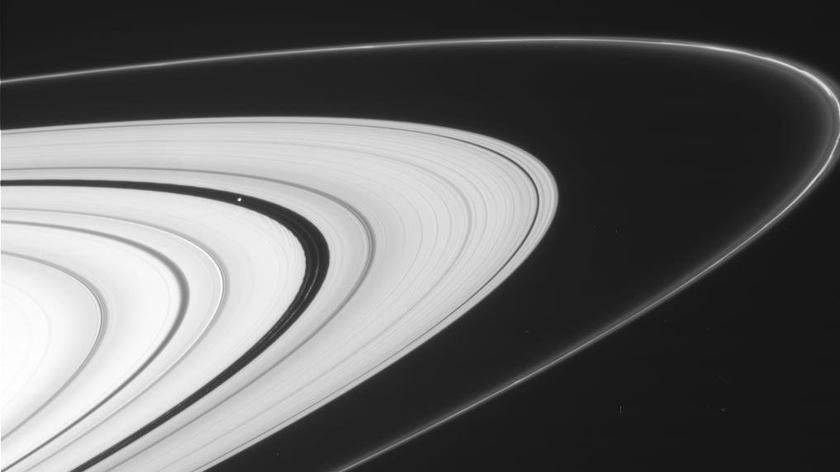 Saturn jak na dłoni. Najlepsze zdjęcia od lat (NASA)