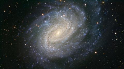 Spiralna galaktyka NGC 1187 (ESO/A. Fujii/Digitized Sky Survey 2. Acknowledgment: Davide De Martin. Music: Disasterpeace)