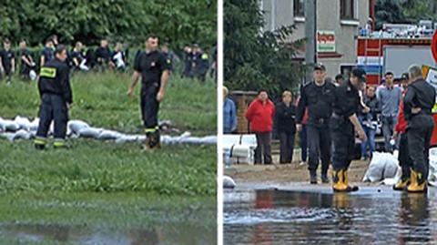 Kanalizacja w Dąbrowie Górniczej nie zdołała przetoczyć napływającej wody (TVN24)