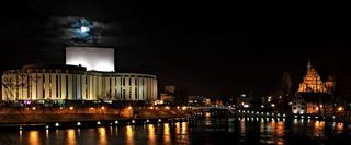 Zjęcie  zostało wykonane wieczorem 27.12/12 przy całej okazałości pełni księżyca,który swym urokiem oświetla obiekt Opery Novej w Bydgoszczy.