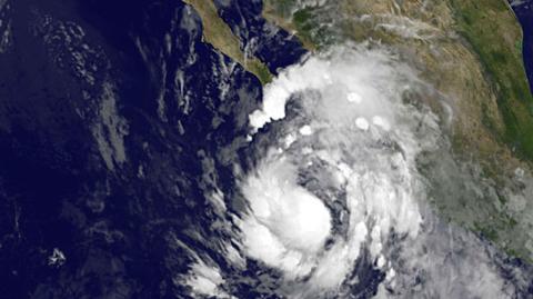 Animacja przedstawia przesuwanie się huraganu Simon w kanale podczerwonym