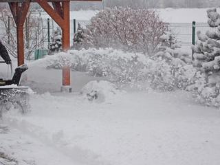 Pierwszy raz od dwóch lat trzeba było dzisiaj uruchomić odśnieżarkę, że o łopacie  nie wspomnę ;) Nawet w niedzielę nie sprawia to przykrości. Praca na świeżym powietrzu, wokół zimowy krajobraz i niezwykle rzadki widok, jakim są opady śniegu,...