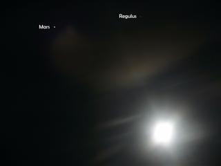 Pogoda przez pewien czas dopuściła do zrobienia zdjęć. Chmurki w okół księżyca dodają specyficznego uroku dla zdjęcia.

3 kwiecień 2012r. Spotkanie Księżyca z Marsem oraz Regulusem
