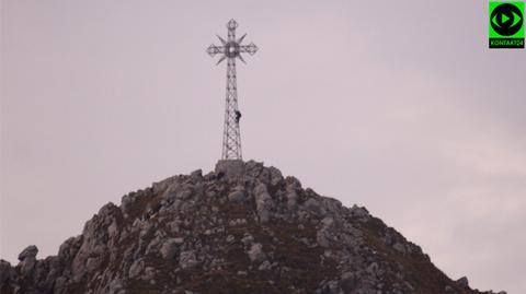 "Śmiałek" wspinał się na konstrukcję krzyża Giewontu