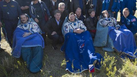 "Moje ciało jest obolałe". Hadfield przyzwyczaja się do Ziemi