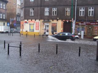 Samochody tworzą fale podmywające przechodniów.