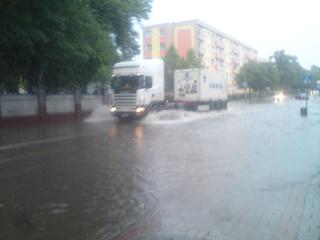 Tir na zalanym skrzyżowaniu w Wałczu